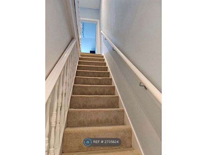 2 Bedroom Flat To Rent In High Street, Hampton Wick, Surrey, KT1