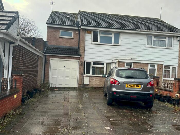 3 Bedroom Semi-Detached House To Rent In Badminton Road, Leicester, LE4
