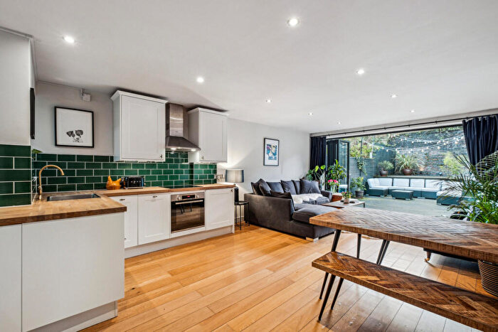 2 Bedroom Flat For Sale In Dorothy Road, London, SW11