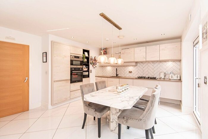4 Bedroom Detached House For Sale In Pomegranate Road, Chesterfield, S41