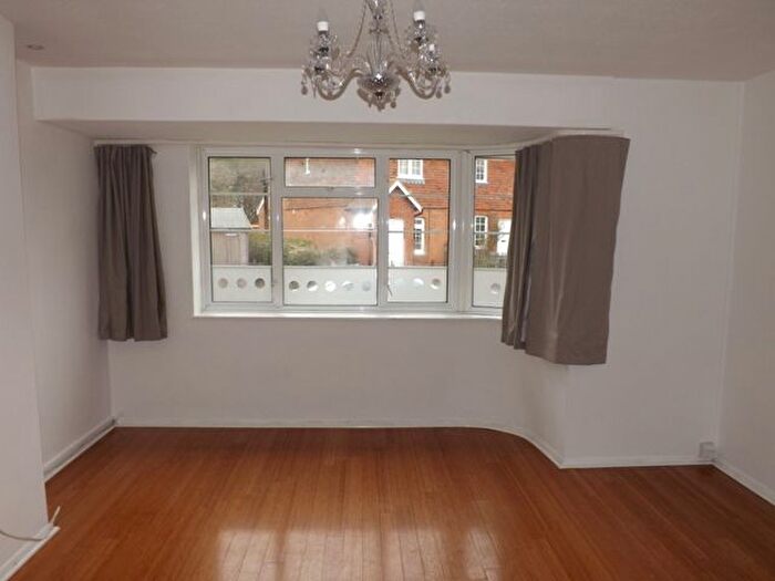 2 Bedroom Flat To Rent In Barfields, Bletchingley, RH1