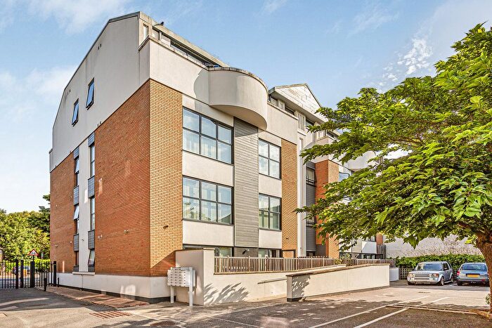 2 Bedroom Flat To Rent In Lower Richmond Road, London, TW9