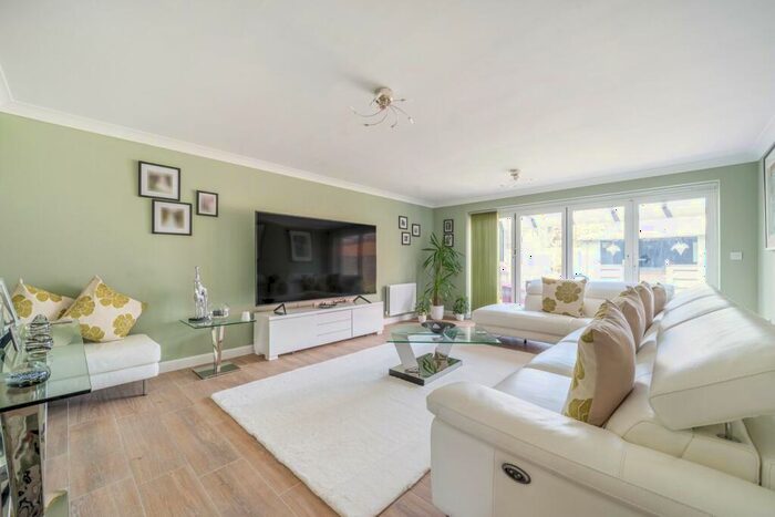 5 Bedroom Detached House For Sale In Faraday Corner, Shefford, SG17