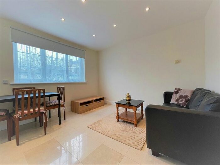 2 Bedroom Flat To Rent In North End Road, London, NW11