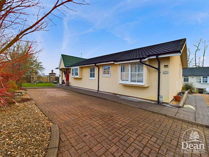 2 Bedroom Mobile/park Home For Sale In Clanna Country Park, Alvington, Lydney, GL15