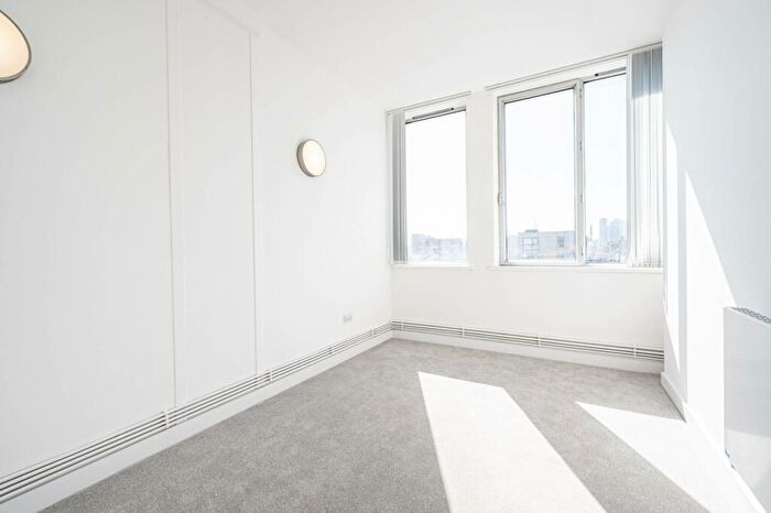 2 Bedroom Flat To Rent In Arbutus Street, Haggerston, London, E8