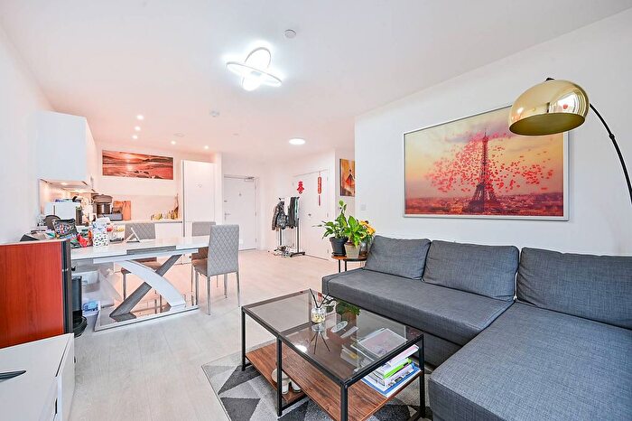 1 Bedroom Flat To Rent In East Acton Lane, East Acton, London, W3