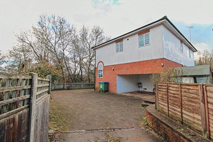 1 Bedroom Flat For Sale In Brittain Road, Walton-On-Thames, Surrey, KT12