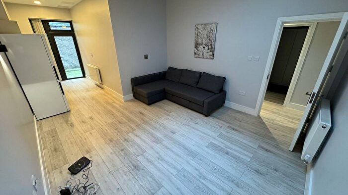 2 Bedroom Flat To Rent In Western Road, Gidea Park, Romford, RM1