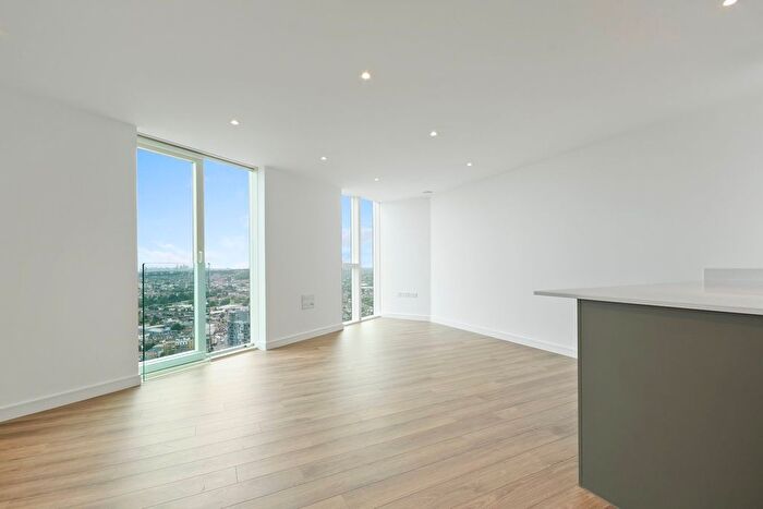 3 Bedroom Flat To Rent In Pinnacle Apartments, Saffron Central Square, Croydon, CR0