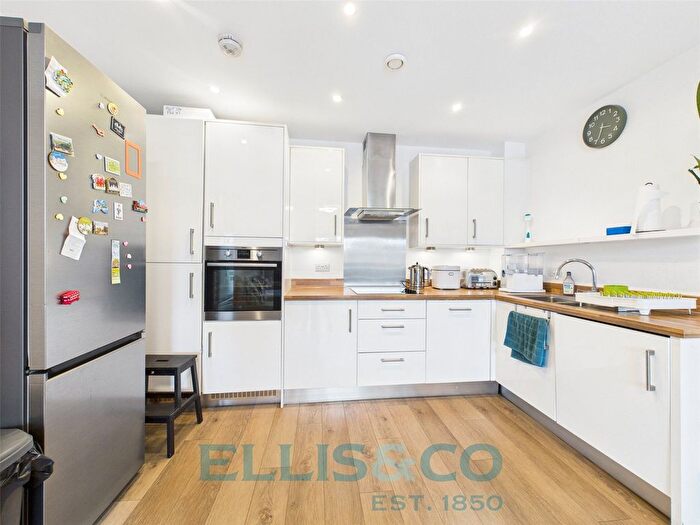 2 Bedroom Flat To Rent In Sovereign Way, Tonbridge, Kent, TN9