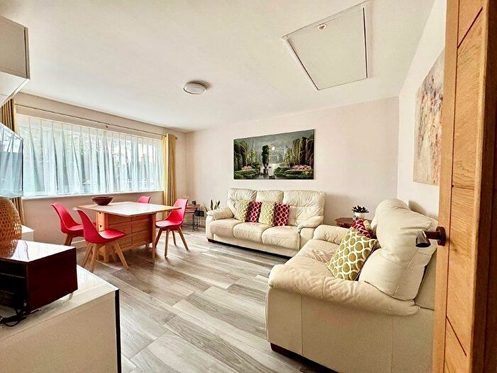 2 Bedroom Maisonette To Rent In Warren Avenue, Bromley, BR1