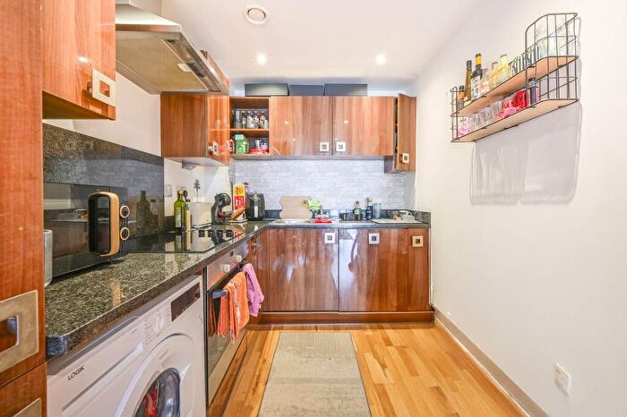 1 Bedroom Flat To Rent In Frances Wharf, Limehouse, London, E14