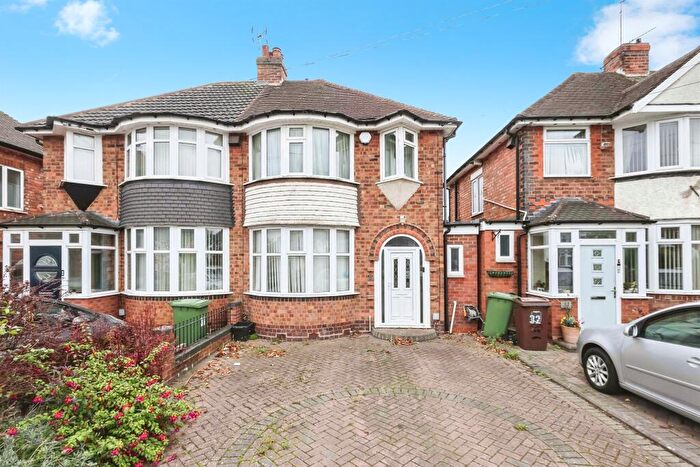 3 Bedroom Semi-Detached House For Sale In Wellsford Avenue, Solihull, B92