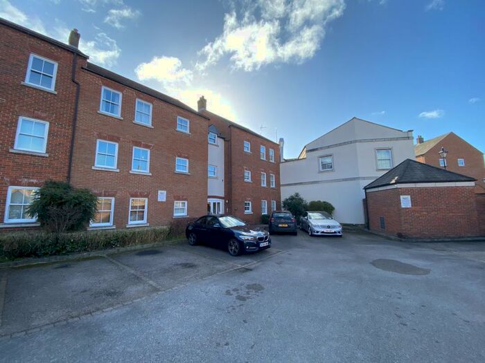 2 Bedroom Apartment To Rent In Pine Street, Aylesbury, HP19