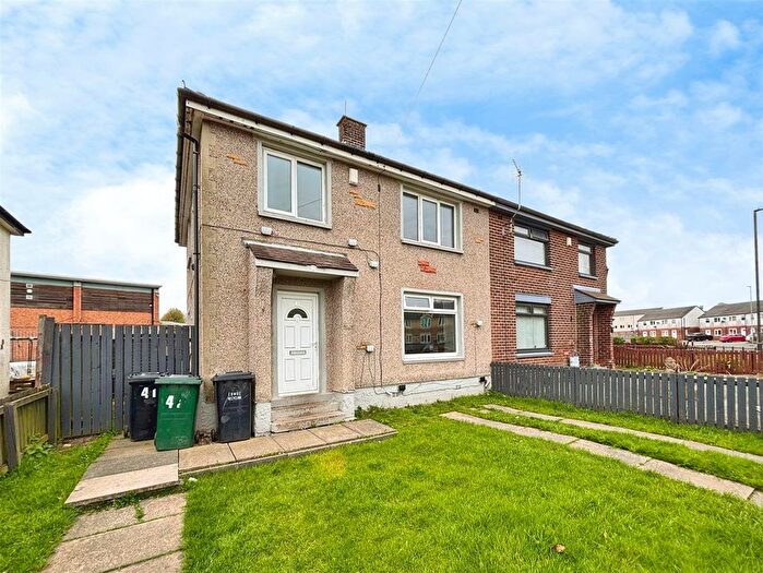 3 Bedroom Semi Detached House For Sale In Eaglesfield Drive, Bradford, BD6