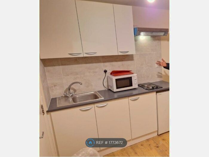 Studio To Rent In King Street, Southall, UB2
