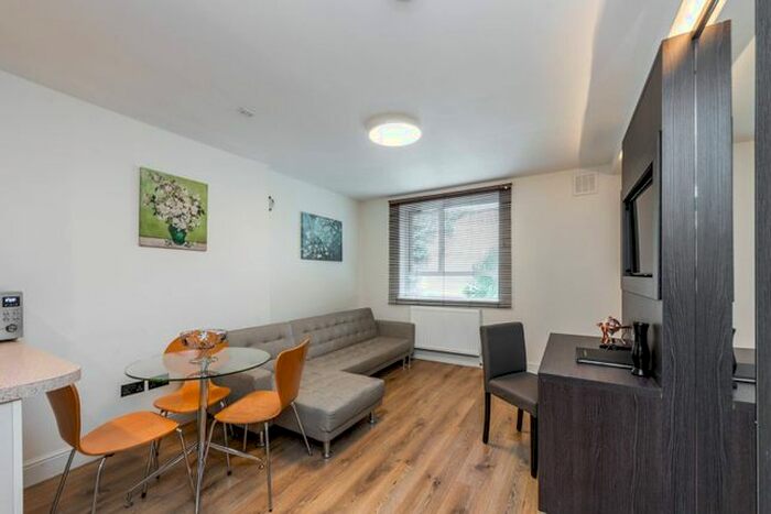 1 Bedroom Flat To Rent In Penywern Road, Earls Court, London, SW5