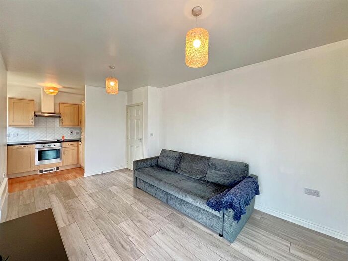 1 Bedroom Flat To Rent In Blackburn Way, Hounslow, TW4