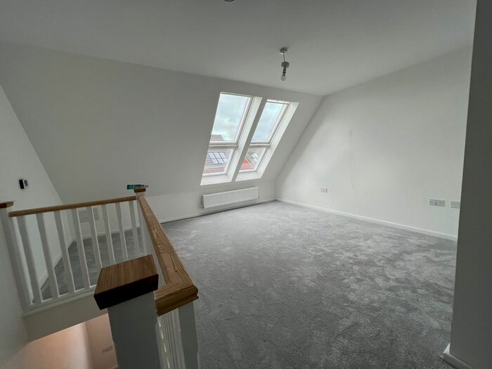 3 Bedroom Flat To Rent In Larch Crescent, Hayes, UB4