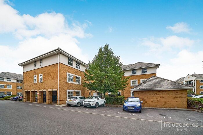 2 Bedroom Flat For Sale In International Way, Sunbury-On-Thames, TW16