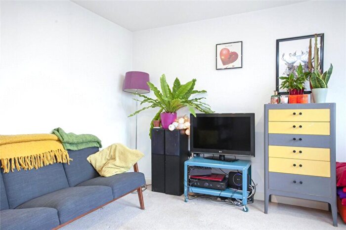 2 Bedroom Apartment To Rent In Barretts Grove, Dalston, London, N16