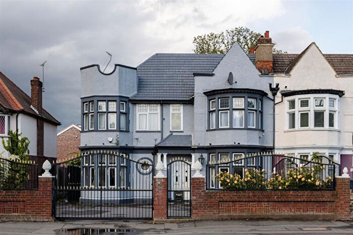 5 Bedroom Semi Detached House For Sale In Aldersbrook Road, Wanstead, E12