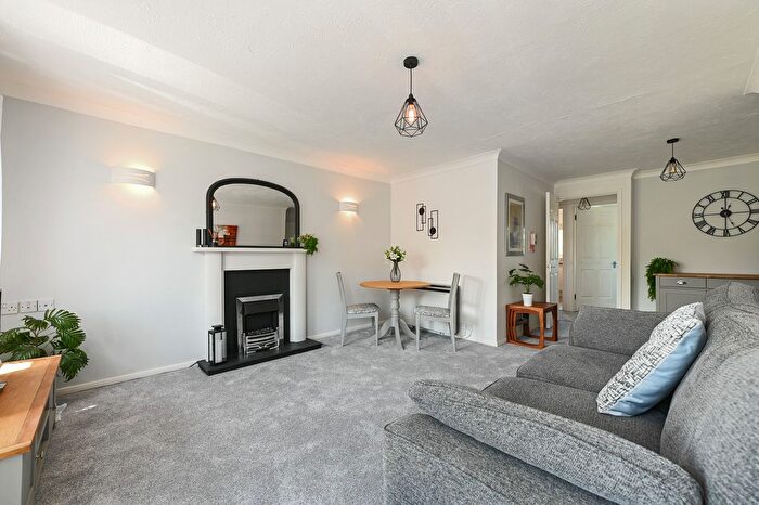 1 Bedroom Flat For Sale In Magnolia Court, Auriol Drive, Uxbridge, UB10