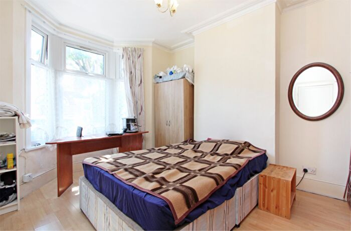 2 Bedroom Property For Sale In Elsham Road, Leytonstone, E11
