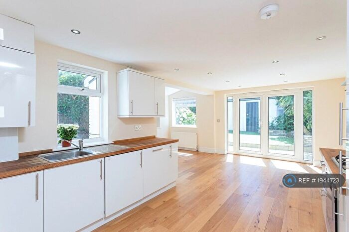 3 Bedroom Flat To Rent In Sistova Road, London, SW12