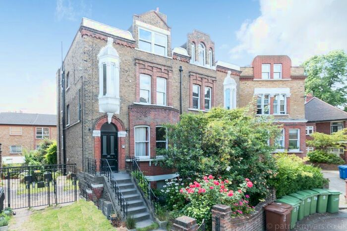 2 Bedroom Flat To Rent In The Gardens, London, SE22