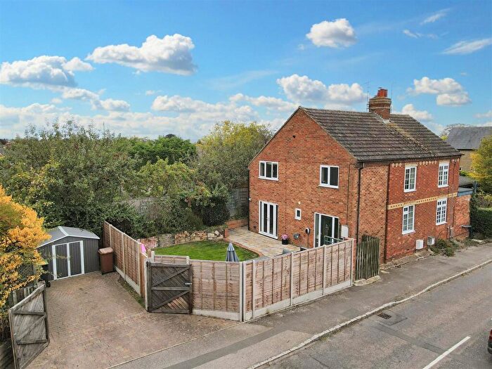 3 Bedroom Semi-Detached House For Sale In London Road, Bozeat, Wellingborough, NN29