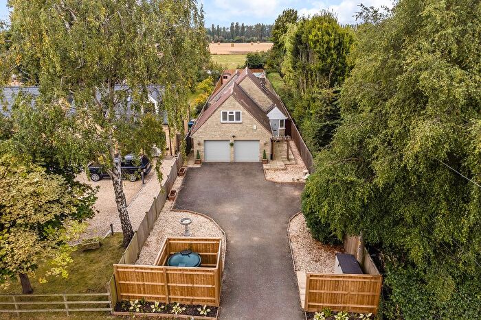4 Bedroom Detached House For Sale In Abingdon Road, Standlake, OX29
