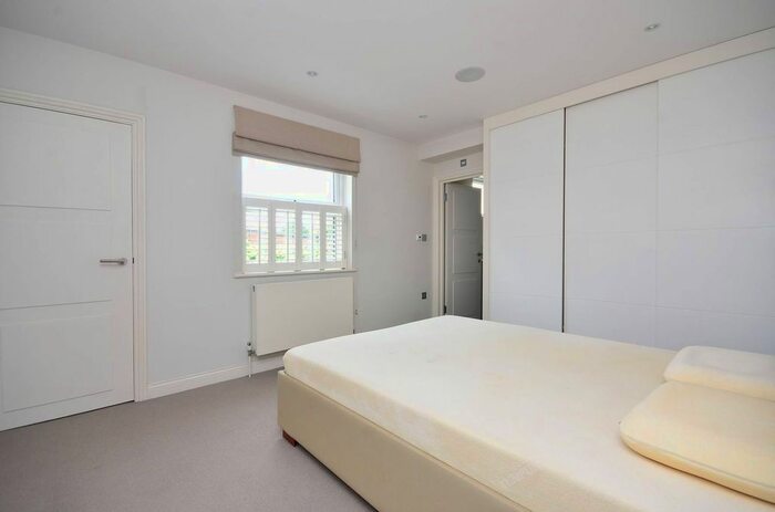 3 Bedroom Flat To Rent In Putney Bridge Road, Putney, SW15