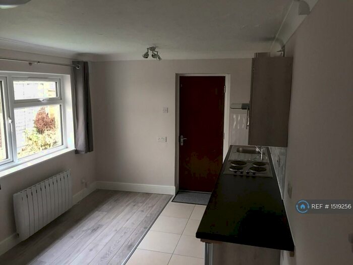 Studio To Rent In Westminster Drive, Westcliff-On-Sea, SS0