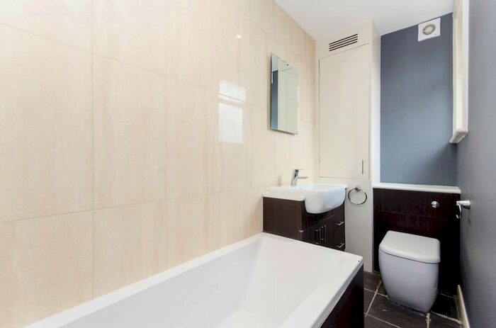 2 Bedroom Flat To Rent In Thornton Avenue, Telford Park, London, SW2