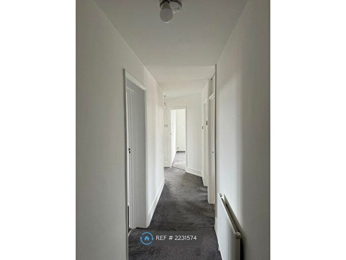 3 Bedroom Flat To Rent In Merlin Court, London, N22