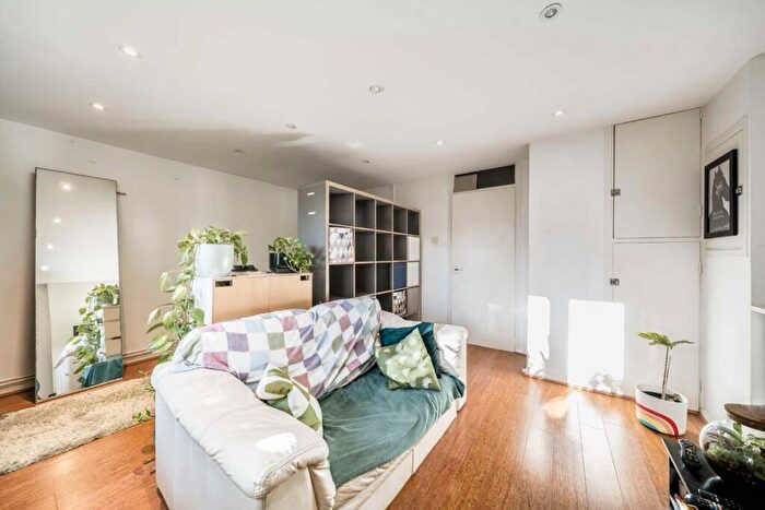 Flat For Sale In Hawes Street, Islington, N1