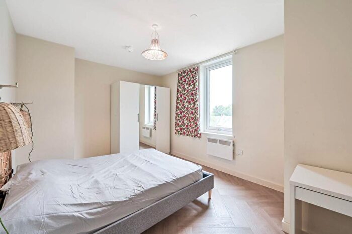 2 Bedroom Flat To Rent In Ballards Lane, Church End, London, N3