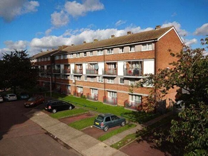 3 Bedroom Maisonette For Sale In Glaisdale, Luton, Bedfordshire, LU4