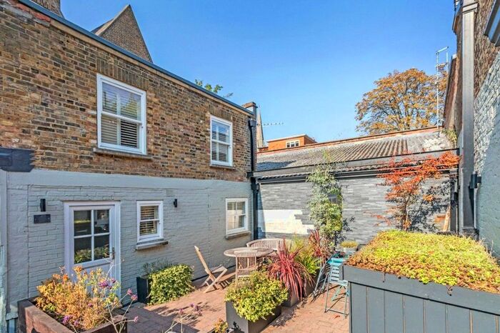 3 Bedroom Property To Rent In Foxton Mews, Richmond, TW10