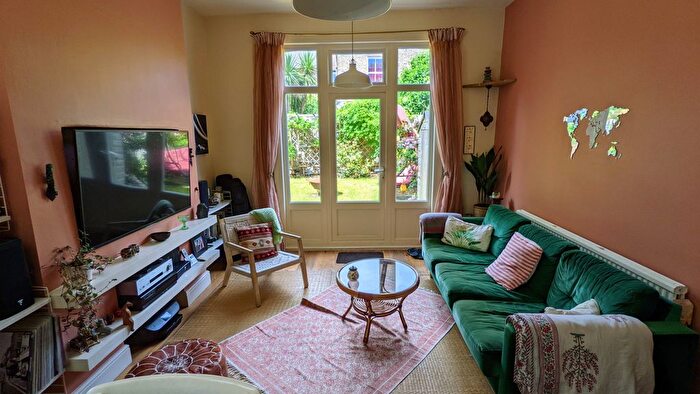 2 Bedroom Flat To Rent In Trinity Rise, Brockwell Park, London, SW2