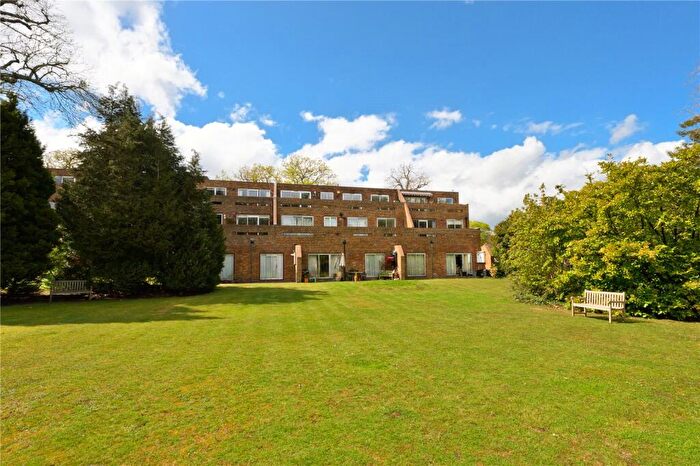 2 Bedroom Apartment For Sale In Stroudwater Park, Weybridge, Surrey, KT13