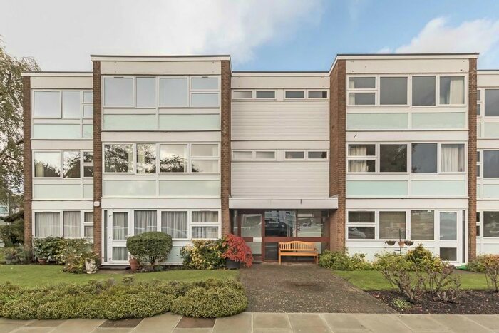 2 Bedroom Flat To Rent In Kings Paddock, Park Close, Hampton, TW12