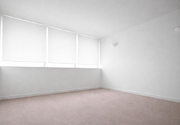 2 Bedroom Flat To Rent In Whitehorse Road, Croydon, London, CR0