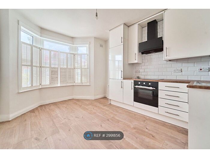 2 Bedroom Flat To Rent In Townsend Road, Southall, UB1