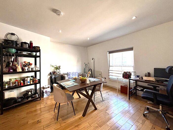1 Bedroom Apartment To Rent In York Way, Kings Cross, London, N1