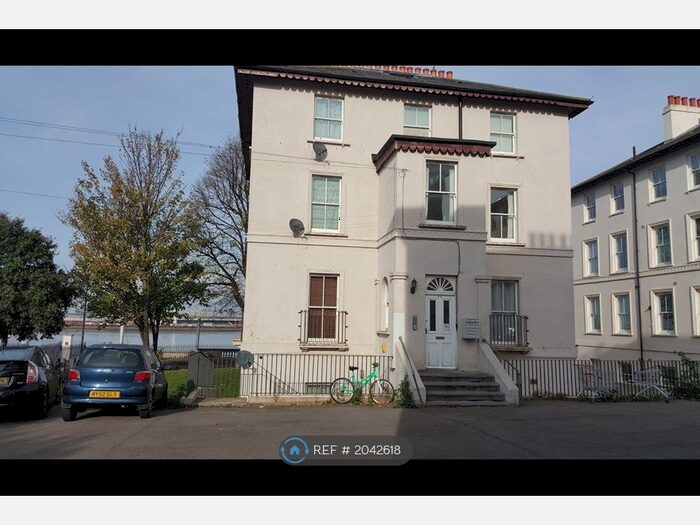 2 Bedroom Flat To Rent In Lansdowne Square, Northfleet, DA11