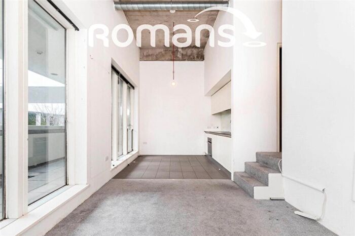 2 Bedroom Flat To Rent In Lake Shore Drive, Bristol, Somerset, BS13