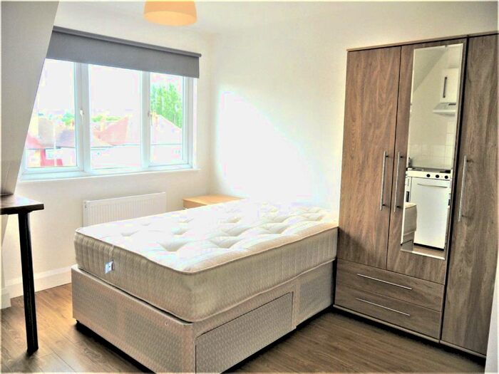 Studio To Rent In Golders Green Road, London, NW11